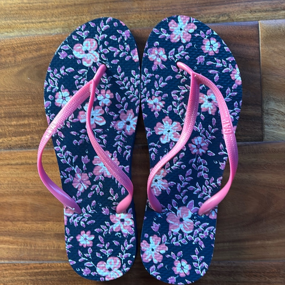 NWOT Gap flip-flops